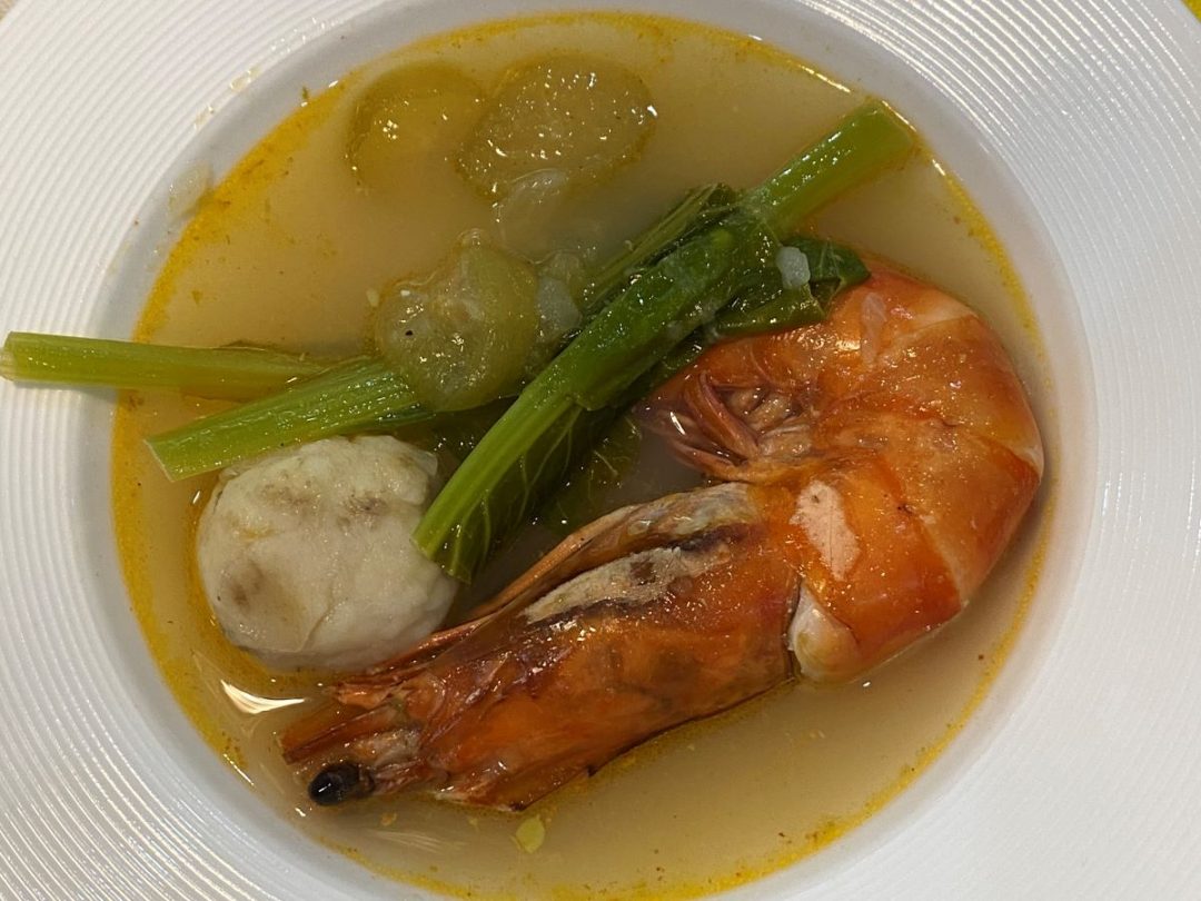 Sinigang na sugpo sa camias at tanglad
